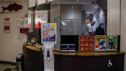 La caisse d'un&nbsp;cinéma, avec un distributeur de gel hydroalcoolique, à Paris, le 21 juin 2020. (ABDULMONAM EASSA / AFP)