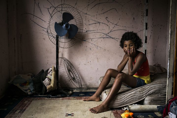 Photo de Peter Bauza : "Copacabana Palace, Brésil". Maria Eduarda dans la chambre qu’elle partage avec quatre frères et sœurs.
 (Peter Bauza / Echo Photojournalism)