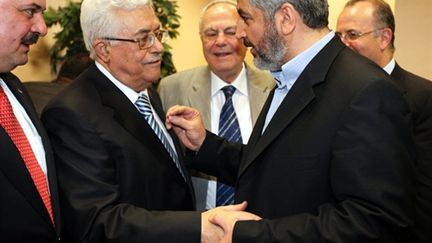 Mahmoud Abbas (à gauche) et Khaled Mechaal (Hamas) au Caire le 4 mai (AFP/Hamas press)