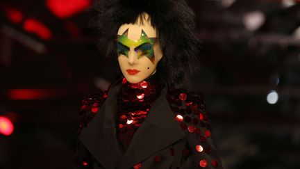 Innover, choquer, inventer: c'est dans l'ADN de la scène londonienne et Gareth Pugh a fait défiler ses modèles avec masques et perruques provocantes. Le thème de sa collection ? Soho, le quartier festif du centre de Londres où la Fashion Week s'est installée cette année. "L'idée de présenter à Soho était grisante", explique-t-il. "C'est de ça que parle cette collection : un endroit où tout peut arriver." A Soho, il y a le quartier rouge et ses sex-shops. Gareth Pugh fait du rouge, vif, tranchant, sa couleur dominante, avec des robes courtes et insolentes, des hauts sans manche dotés de longues franges qui cascadent. Soho, c'est aussi les restaurants, les boutiques, bref, l'argent, alors le créateur invente une robe bustier faite en pièces de monnaie. 
 (James Shaw/REX Shutters/SIPA)