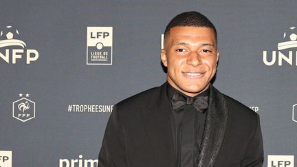 Kylian Mbappé, désigné meilleur joueur de Ligue 1 lors de la cérémonie des trophées UNFP, le 28 mai 2023 à Paris. (FRED DUGIT / MAXPPP)