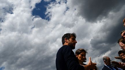 Le président de Paris 2024, Tony Estanguet, et la ministre des Sports&nbsp;Amélie Oudea-Castéra, s'expriment devant la presse, au siège de Paris 2024, à Saint-Denis, le 31 mai 2022. (FRANCK FIFE / AFP)