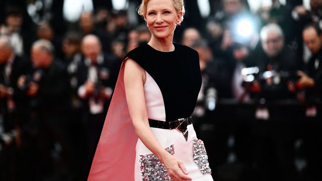 Présidente du jury de la 71ème édition du Festival de Cannes en 2018, l'actrice Cate Blanchett pose devant les photographes avec une robe capée et un grand sourire, avant de présenter le film "The New Boy" de Warwick Thornton dans lequel elle incarne une nonne renégate. (CHRISTOPHE SIMON / AFP)