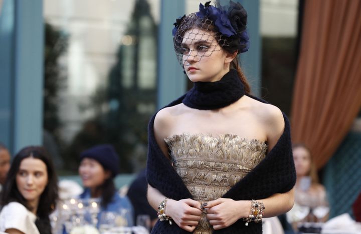 Chanel, défilé métiers d'art, décembre 2016 à Paris.
 (PATRICK KOVARIK / AFP)