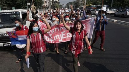 Des manifestants protestent contre le coup d'Etat militaire ayant renversé&nbsp;Aung San Suu Kyi, lors d'une manifestation à Rangoun (Birmanie), le 6 février 2021.&nbsp; (STR / AFP)