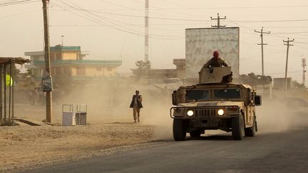 Des militaires se dirigent vers une zone de combat avec les talibans &agrave; Kunduz, dans le nord de l'Afghanistan, le 28 septembre 2015. (NAJIM RAHIM / AFP)