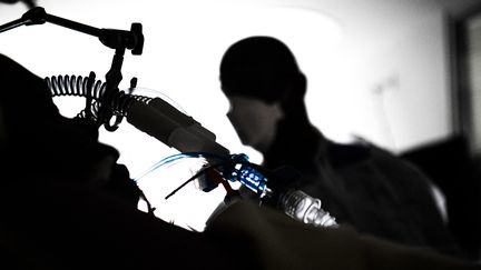 Un patient Covid sous respirateur en réanimation, le 8 mars 2021. (ALAIN JOCARD / AFP)