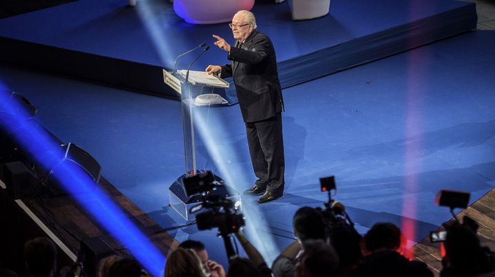 Jean-Marie Le Pen sur sc&egrave;ne &agrave; Lyon pour le congr&egrave;s du Front National, le 29 novemvre 2014. (JEFF PACHOUD / AFP)