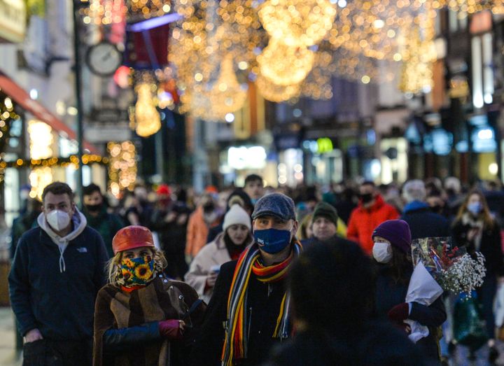 Des personnes portent le masque à Dublin, en Irlande, le 23 décembre 2020. (ARTUR WIDAK / NURPHOTO / AFP)