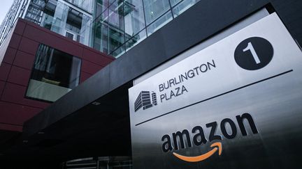 La façade des bureaux du géant américain Amazon à Dublin, en Irlande, le 6 mai 2024. (ARTUR WIDAK / NURPHOTO / AFP)