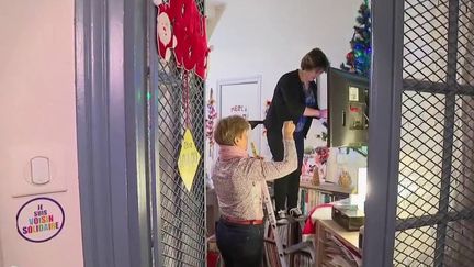 Noël : une gardienne d'immeuble reçoit ses voisins seuls pour le réveillon