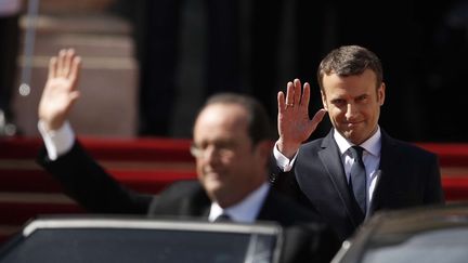 Emmanuel Macron salue et applaudit François Hollande avant qu'il ne quitte la cour d'honneur de l'Elysée. Il évite&nbsp;de rééditer "la bévue" de François Hollande en 2012, qui avait tourné les talons sans attendre le départ de Nicolas Sarkozy. (YOAN VALAT/AP/SIPA)