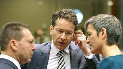 Jeroen Dijsselbloem (au centre). Le nouveau patron de l'Eurogroupe au centre des critiques. (AFP/GEORGES GOBET / AFP)