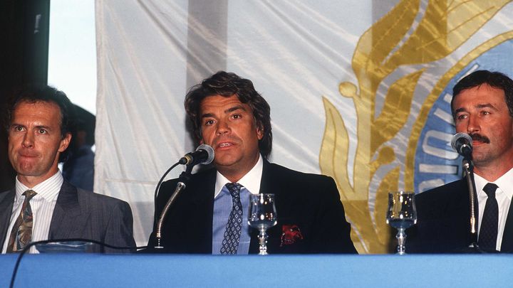 Gérard Gili, Bernard Tapie et Franz Beckenbauer (de droite à gauche) lors de l'arrivée à l'OM de l'ancien sélectionneur de la RFA, le 8 septembre 1990. (FABLET / SIPA)