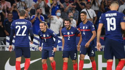 Antoine Griezmann et les Bleus exultent après le deuxième but du joueur madrilène.&nbsp; (FRANCK FIFE / AFP)