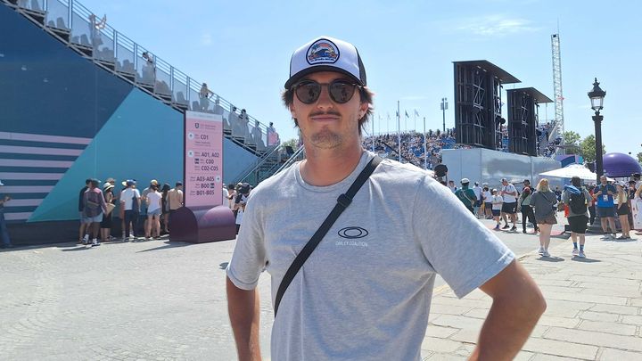 Emilien, fan de skateboard, au skatepark installé place de la Concorde pour les JO de Paris, le 29 juillet 2024. (PIERRE GODON / FRANCEINFO)