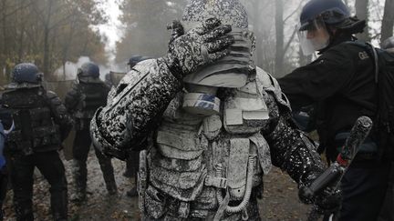 Un policier anti-&eacute;meute est couvert de chaux &agrave; l'issue d'un affrontement avec des opposants au projet d'a&eacute;roport Notre-Dame-des-Landes, vendredi 23 novembre 2012.&nbsp; (STEPHANE MAHE / AFP)