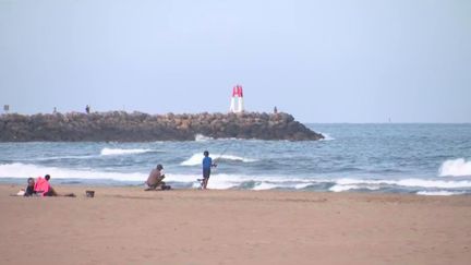 Deux nouvelles noyades ont eu lieu samedi 21 mai en Méditerranée dans l’Aude, à&nbsp;Narbonne-Plage.&nbsp;Des appels à la prudence avaient été&nbsp;lancés, car&nbsp;les secouristes ne seront présents&nbsp;que cet été sur&nbsp;les plages.&nbsp;Anne&nbsp;Domy est en direct de Narbonne pour le 20 Heures. (FRANCE 2)