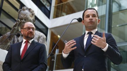 Le candidat socialiste Benoît Hamon et le candidat du SPD Martin Schulz lors d'une conférence de presse, à Berlin (Allemagne), le 28 mars 2017. (ODD ANDERSEN / AFP)