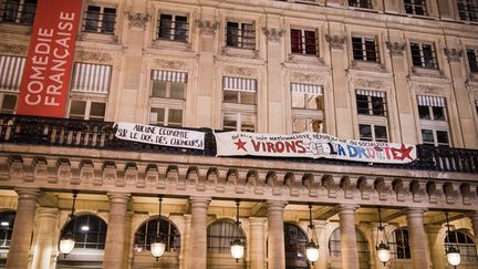 Une banderole des intermittents du spectacle sur la façade de la Comédie française, à Paris, mardi 26 avril. (BENJAMIN FILARSKI / HANS LUCAS)