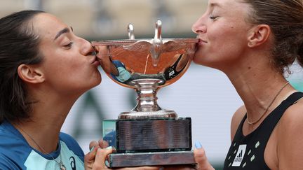 Caroline Garcia et Kristina Mladenovic savourent leur sacre en finale du double face à Coco Gauff et Jessica Pegula le 5 juin 2022. (THOMAS SAMSON / AFP)