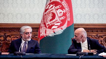 Le président afghan Ashraf Ghani et son rival Abdullah Abdullah sur le point de signer un accord à Kaboul, en Afghanistan, le 17 mai 2020. (HANDOUT / OFFICE OF CHIEF EXECUTIVE OF AFG)