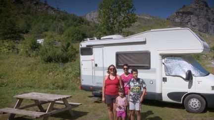 En raison de l'épidémie de Covid-19, beaucoup de Français ont revu leurs plans pour l'été. Certains ont choisi le camping-car pour voyager à travers les régions de France.&nbsp; (France 3)