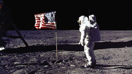 L'astronaute Buzz Aldrin face au drapeau am&eacute;ricain plant&eacute; sur la Lune, le 20 juillet 1969. (NASA / AFP)