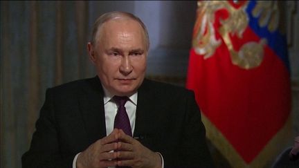 Dans un entretien accordé mercredi 13 mars aux médias russes, Vladimir Poutine s'est dit "prêt" d'un point de vue militaire à riposter en cas d'attaque. Le chef du Kremlin durcit le ton face aux propos d'Emmanuel Macron. (franceinfo)