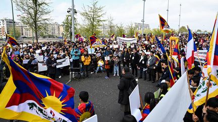 Des manifestants réunis à Paris, le 22 avril 2023, pour soutenir le dalaï-lama. (BERTRAND GUAY / AFP)