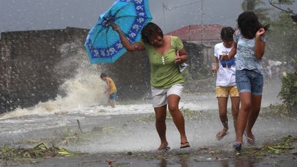 Des millions de Philippins se d&eacute;pla&ccedil;aient vendredi &agrave; la recherche d'abris. Un million de personnes environ sont d&eacute;j&agrave; parvenus dans les zones pr&eacute;sent&eacute;es comme s&ucirc;res, apr&egrave;s l'appel lanc&eacute; par le pr&eacute;sident philippin, en direction des habitants des r&eacute;gions c&ocirc;ti&egrave;res. (CHARLIE SACEDA / REUTERS)