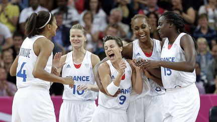 Les joueuses de l'&eacute;quipe de France de basket, apr&egrave;s leur victoire sur l'Australie aux JO de Londres, le 30 juillet 2012.&nbsp; (ERIC GAY / SIPA / AP)