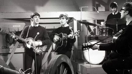 Les Beatles -McCartney, Harrison, Starr, Lennon- en 1962 : première apparition télévisée pour Granada TV, à Manchester
 (ITV / Rex / Sipa)