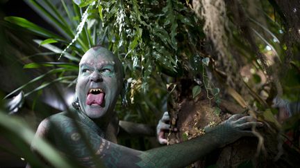 L'Am&eacute;ricain Erik Sprague, alias "L'homme l&eacute;zard", pose lors du lancement du "Big Livre de l'incroyable" &agrave; Paris, le 17 octobre 2012. (MARTIN BUREAU / AFP)