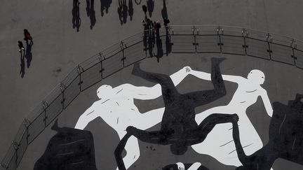 La fresque de Cleon Peterson sur le parvis de la Tour Eiffel,  le 28 septembre 2016.
 (Thomas Samson / AFP)