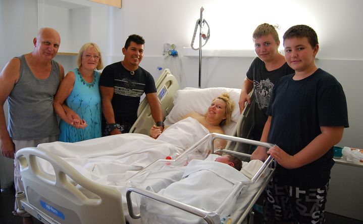 La famille Marin au complet apr&egrave;s la naissance de Maria Lorena, un beau b&eacute;b&eacute; de 6,2 kg, le 7 ao&ucirc;t 2013 &agrave; Denia (Espagne). (HOSPITAL MARINA SALUD / AFP)