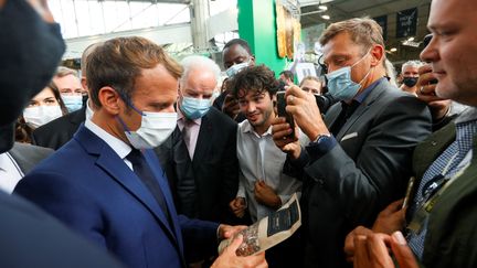 Emmanuel Macron lors d'une visite du&nbsp;Sirha de Lyon, lundi 27 septembre 2021.&nbsp; (DENIS BALIBOUSE / POOL / AFP)