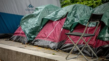 Un campement sauvage, le 2 juillet 2020, près du square Jules-Ferry, à Paris. (JULIE LIMONT / HANS LUCAS / AFP)