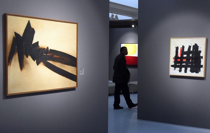 Les salles du nouveau musée Mohammed VI d'art moderne et contemporain de Rabat. Oeuvres de Abdelkbir Rabl (à gauche) et de Mohamed Romain Atallah (à droite)
 (Fadel Senna / AFP)