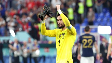 Hugo Lloris, après la victoire de l'équipe de France face au Danemark, le 26 novembre 2022 au Qatar. (JEAN CATUFFE / AFP)