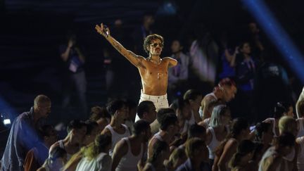 Un show exceptionnel de bout en bout pour lancer cette immense fête du parasport, à l'image de la performance hors du commun du chanteur lillois Lucky Love, né sans bras gauche, qui a interprété son titre "My Ability" sur la scène de la Concorde. (STEPHANE ALLAMAN / SIPA)