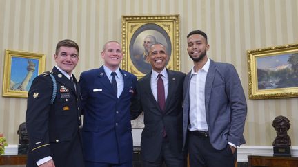 Barack Obama pose avec Alek Skarlatos, Spencer Stone,&nbsp;Anthony Sadler&nbsp;le 17 Septembre 2015 dans le Bureau ovale de la Maison Blanche &agrave; Washington DC. (MANDEL NGAN / AFP)