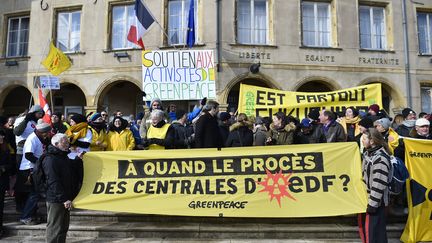 Les activistes de Greenpeace manifestent devant la mairie de Thionville, le 27 février 2018, lors d'un procès de huit militants et deux dirigeants de Greenpeace France pour une action menée à l'intérieur de la centrale nucléaire de Cattenom en octobre 2017. (JEAN-CHRISTOPHE VERHAEGEN / AFP)