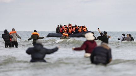 Des migrants tentent de traverser la Manche, sur la plage de Gravelines, près de Dunkerque (Nord), le 26 avril 2024. (SAMEER AL-DOUMY / AFP)