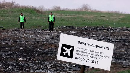 Des experts sur le site du crash du vol MH17 de la Malaysia Airlines, dans la r&eacute;gion de&nbsp;Donetsk (Ukraine), le 16 avril 2015. (IGOR MASLOV / RIA NOVOSTI / AFP)