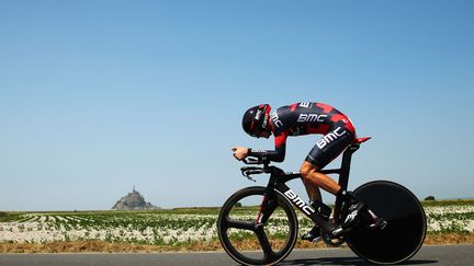 L'Am&eacute;ricain&nbsp;Tejay Van Garderen passe devant le Mont-Saint-Michel (Manche) lors de la onzi&egrave;me &eacute;tape du Tour de France, le 10 juillet 2013. (BRYN LENNON / GETTY IMAGES)