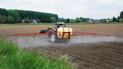 Un agriculteur en plein épandage de pesticides dans son champ le 26 mai 2015. (SEBASTIEN JARRY / MAXPPP)