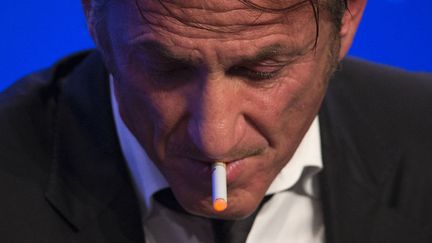 L'acteur am&eacute;ricain Sean Penn fume une cigarette &eacute;lectronique lors d'une conf&eacute;rence sur Ha&iuml;ti lors de la r&eacute;union annuelle de la Fondation Clinton &agrave; New York (Etats-Unis), le 25 septembre 2013. (CARLO ALLEGRI / REUTERS)