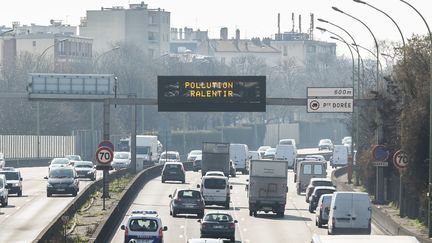 Des v&eacute;hicules circulent sur le p&eacute;riph&eacute;rique parisien, le 23 mars 2015. (  MAXPPP)