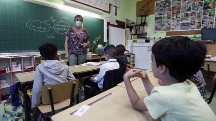 Des élèves dans une classe élémentaire à l'école&nbsp;Victor-Schoelcher à Montpellier (Hérault), le 1er septembre 2020. (GUILLAUME HORCAJUELO / EPA / MAXPPP)